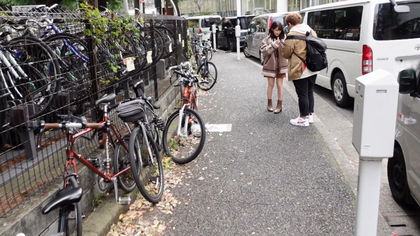 【初撮】自転車サドルを盗まれたフリで現役大学生を確保！親切心を利用して徐々に脱がしていく一部始終。