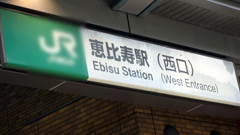 21歳・現役女子大生の初撮影。マッサージのフリで体に触れると、羞恥心に震えながらも快感に流されていくスレンダー美女。