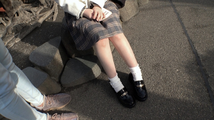 【本屋の店員18歳】「初めてで…」控えめメガネっ娘をホテルへ。押しに弱い処女を電マで開発したら潮吹きが止まらない！