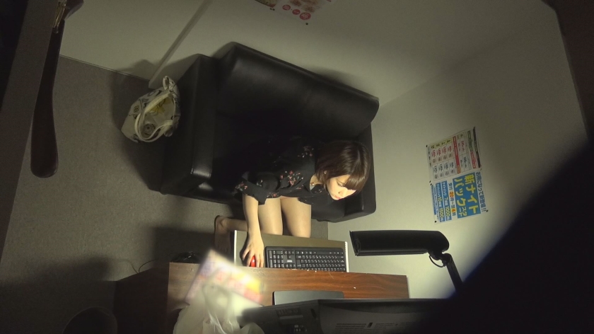 【盗撮の衝撃】防音なき個室、極限の緊張感で自慰に溺れる女の「秘め事」